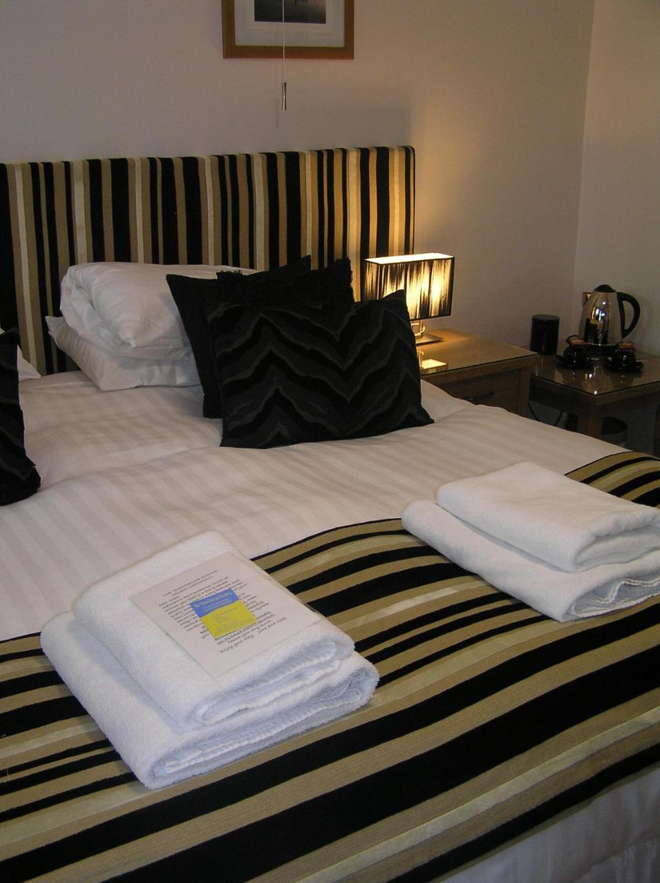 Townhouse Rooms Truro Extérieur photo
